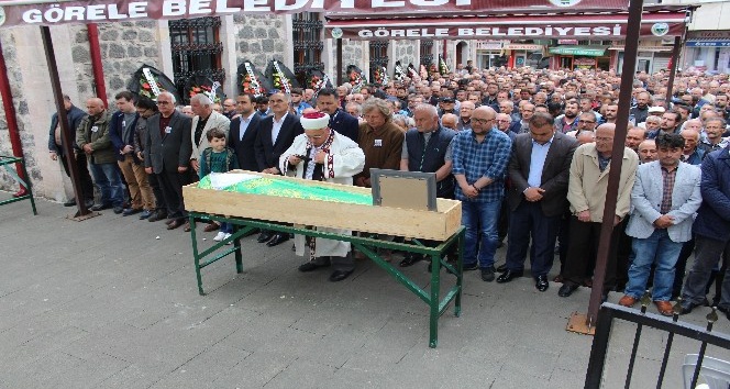 Ünlü söz yazarı Ahmet Kaçar, Giresun’da toprağa verildi.