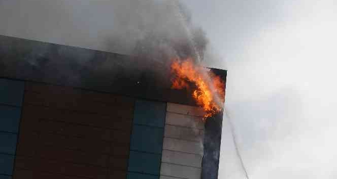 Üniversitesi'ndeki yangın kontrol altına alındı