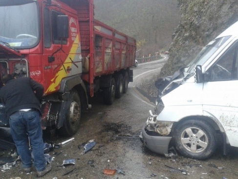 Giresun'da Trafik Kazas: 3 Yaral